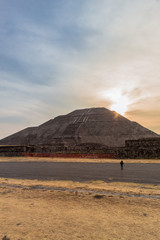 Fototapeta na wymiar Sunset in Teotihuacan 