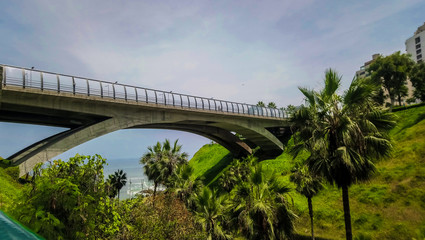 Fototapeta na wymiar Tarde en mirador con vista al puente sobre carretera y el mar