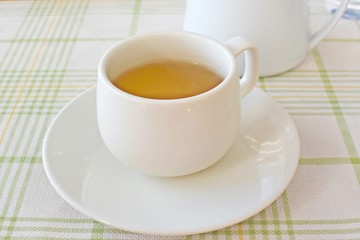白いカップのホットハーブティー