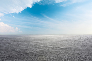 Obraz premium Empty asphalt race track ground and beautiful sky clouds