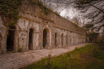 Vieille bâtisse et note d'orage