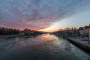 Obraz premium Steinerne Brücke in Regensburg im Sonneaufgang