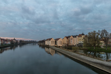 Die Donau bei Regensburg im Sonnenaufgang