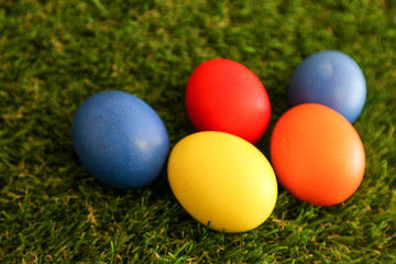 Fototapeta na wymiar Five colorful bright easter eggs on green grass background