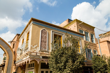 Naklejka premium Kashgar, Xinjinag, China: arabic style decorated buildings in the streets of Kashgar Ancient Town. Kashgar is a popular tourist place along the Silk Road and one of the westernmost cities of China