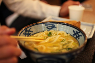 サービスエリアの釜玉うどんを食べる手元