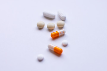 白い錠剤とカプセル剤の薬