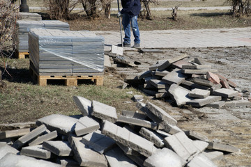 Work dismantles worn paving slabs in the city park