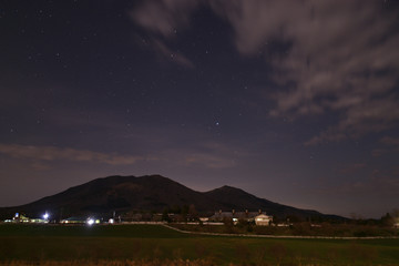 日本の星空の下の高原