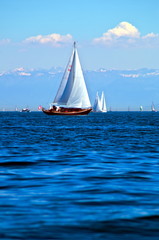 Fototapeta premium Segeln auf dem Bodensee vor Alpenkulisse