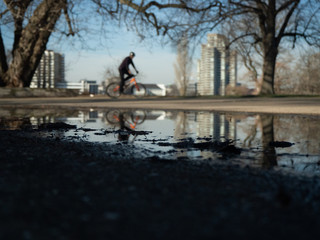 Fototapeta na wymiar cyclist in the park