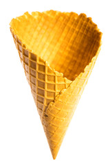 Große, leere, knusprige Eistüte isoliert auf weißem Hintergrund