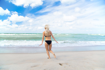 Fototapeta premium girl on the sea beach