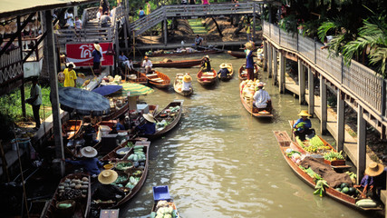 schwimmender markt in thailand