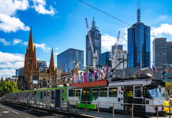 Naklejka premium Miasto Melbourne i dworzec kolejowy