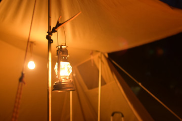 テントとランタン © YY&L