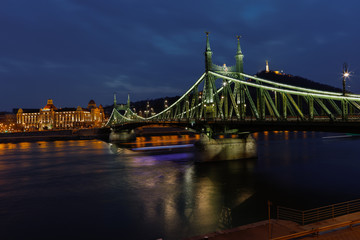 langzeitbelichtung nachts von der Friedensbrücke in Budapest