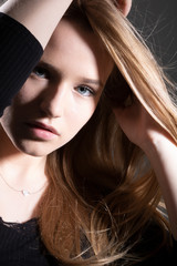 Junge hübsche blonde Frau blick sinnlich