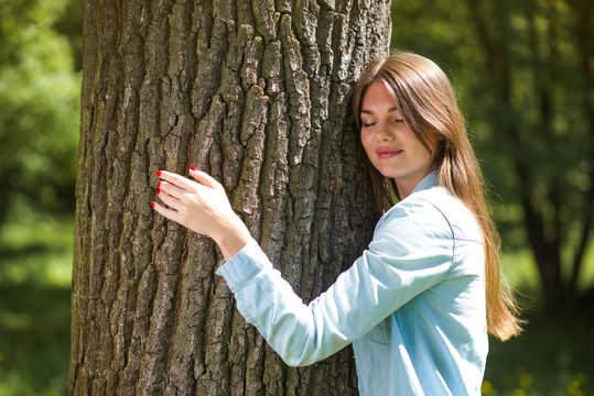 Woman hugging a big tree