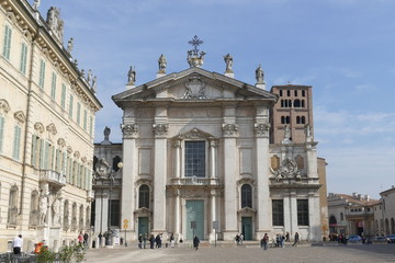 Fototapeta na wymiar St. Peter Cathedral in Mantova 