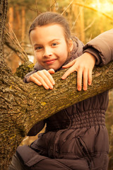 Dziewczynka na drzewie © Mariusz Stoszewski