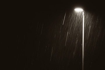 Faro notturno sotto la pioggia
