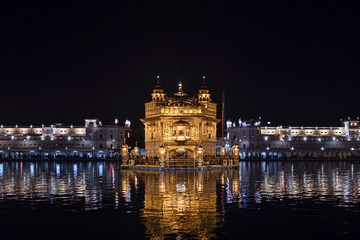 Fototapeta premium Golden Temple Amritsar at night