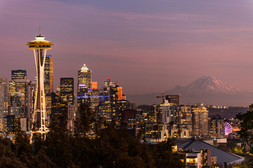 Fototapeta premium Sunset over the skyline of the city of Seattle and the profile of Mount Rainier in the background.