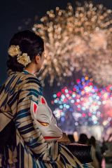 花火と女性