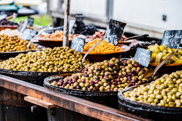 Etal d'olives sur un marché