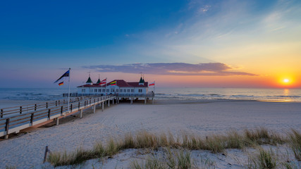 Strand mit Düne und Seebrücke