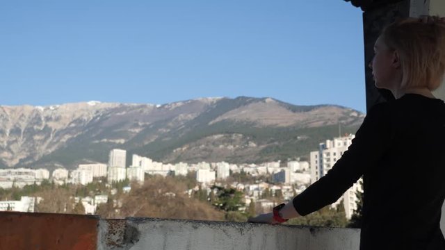 the girl ran to the wall