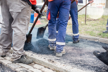 &eacute;quipe &eacute;talant le nouveau rev&ecirc;tement d'une route