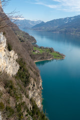 Fototapeta na wymiar Steilufer am türkisblauen See
