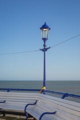 Eine Strassenlampe auf der Pier in Eastbourne