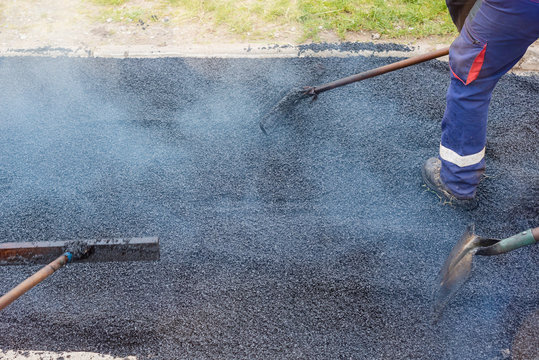&eacute;quipe &eacute;talant le nouveau rev&ecirc;tement d'une route
