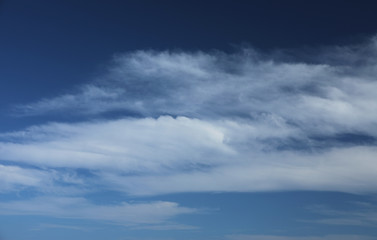 Blauer Himmel und Wolken