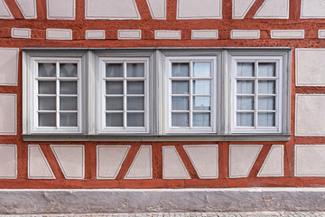 Obraz premium Fensterfront im alten Fachwerkhaus