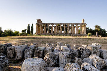 Paestum, zona archeologica con templi, strade e resti di costruzioni antiche