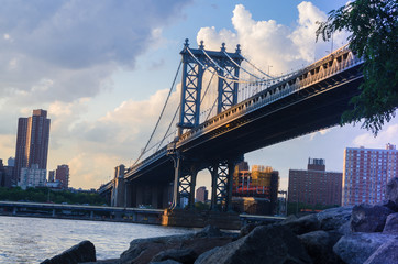 Fototapeta premium Brooklyn Bridge and Lower Manhattan at sunset