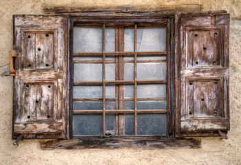 Fototapeta na wymiar Vieille fenêtre à Saint-Véran, France