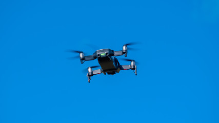 空飛ぶドローンがホバリング