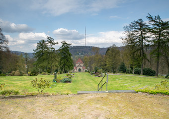 Blick über den Friedhof zur Kapelle
