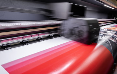 Large format digital printing machine and moving print head © ozencdeniz