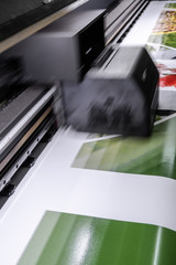 Large format digital printing machine and moving print head