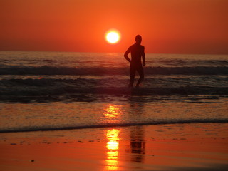 Fototapeta na wymiar Surfer bei Sonnenuntergang