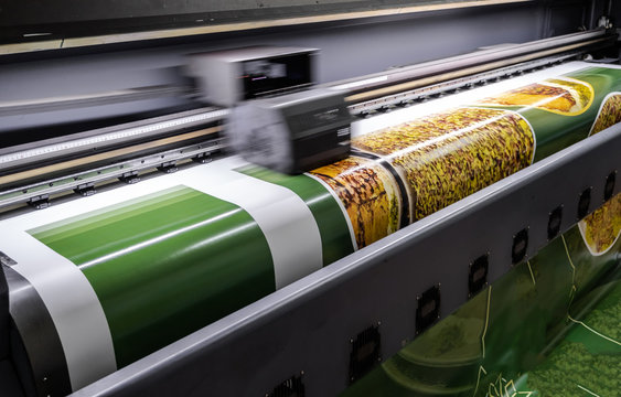 Large format digital printing machine and moving print head