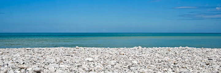Fototapeta na wymiar Pebble beach panorama in Etretat, Normandy, France