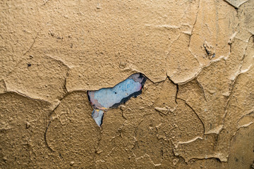 Putz bröckelt ab durch Graffities