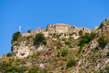 Fototapeta na wymiar Das Castello Saraceno über Taormina